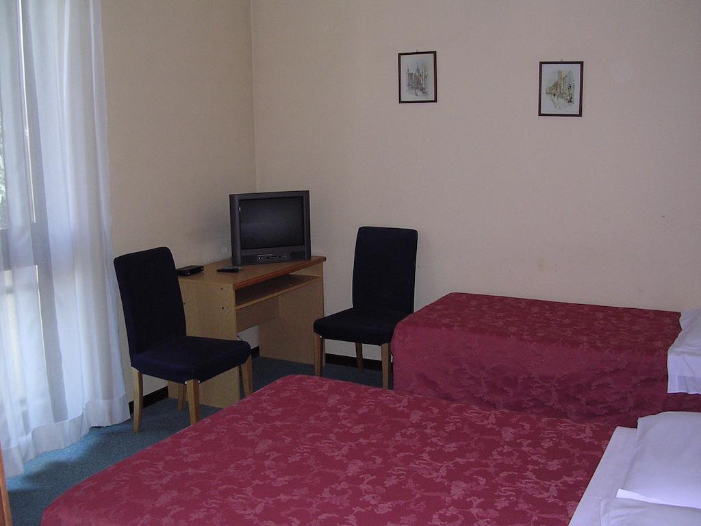 Cerruti Hotel Vercelli Habitación foto