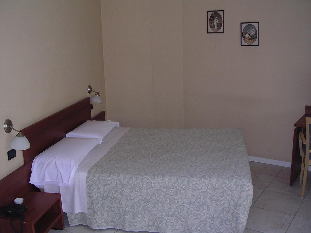 Cerruti Hotel Vercelli Habitación foto