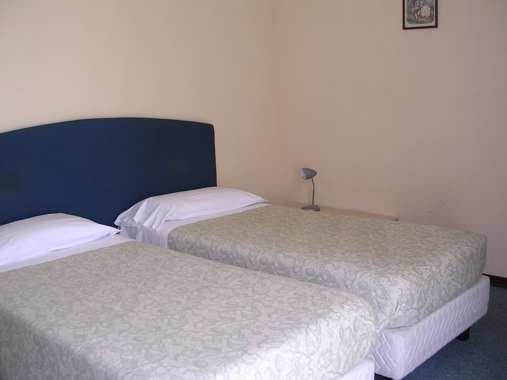 Cerruti Hotel Vercelli Habitación foto